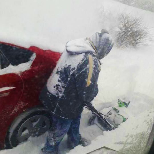 Снегоуборщик Гринворкс в работе в снегу