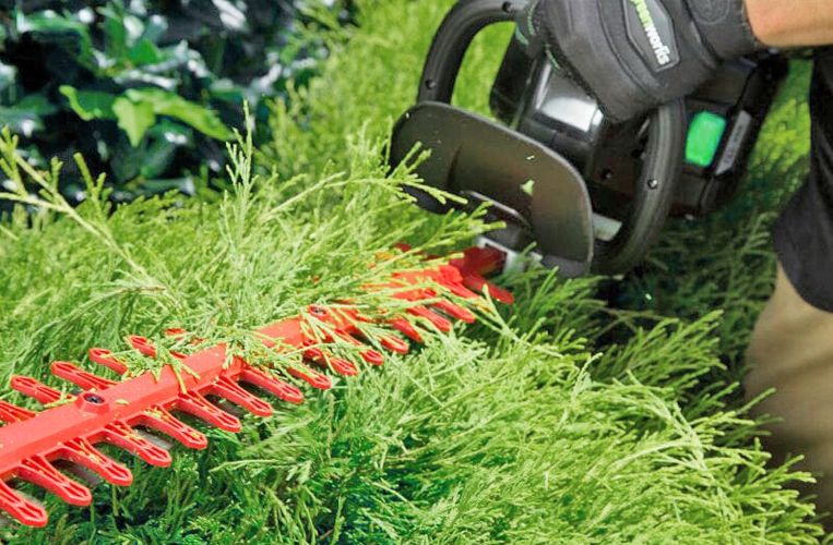 2201807-hedge-trimmer-greenworks-82v-commercial-68cm